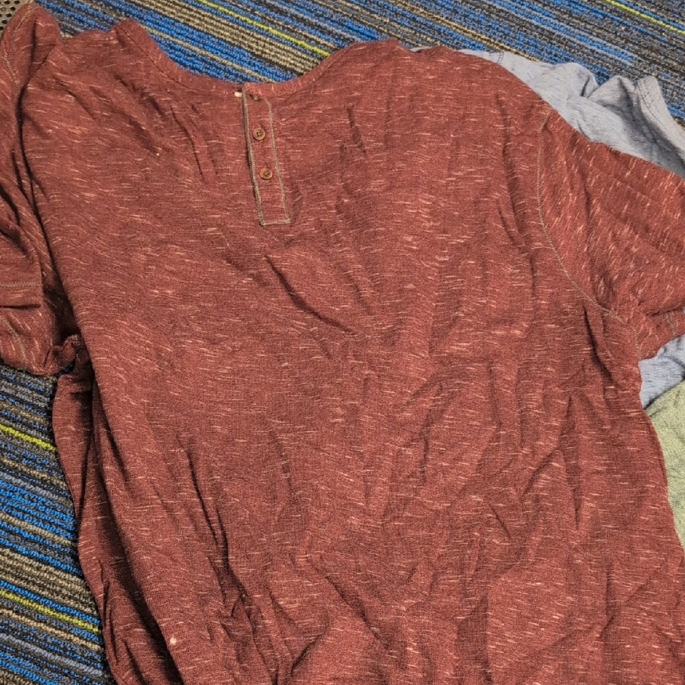 Men's Short-Sleeve Henley Shirt in Rust